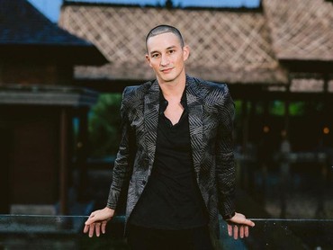 Mike Lewis Tampil Plontos Langsung Jadi Sorotan
