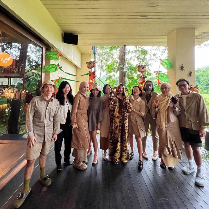 <p>Melalui akun Instagram, aktris Nadia Saphira mem-posting sebuah momen ia dan sahabat terdekatnya tengah berkumpul. Dalam acara itu Nadia tampak mengenakan kostum harimau dan ular yang melilit di tubuhnya.(Foto: Instagram/nadsap)</p>
