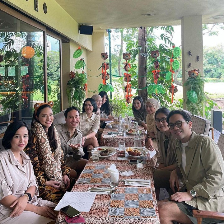 <p>Ia mengaku kaget karena diberikan kejutan untuk memakai kostum harimau. "Masih gak nyangka disuruh jadi Tiger kirain sekali-sekali manis2an... Beneran surprise pake kostum. Makasih kesayangan dibuat seneng banget non stop ketawa. I heart u all," tulisnya.(Foto: Instagram/nadsap)</p>