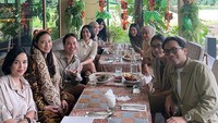 <p>Ia mengaku kaget karena diberikan kejutan untuk memakai kostum harimau. "Masih gak nyangka disuruh jadi Tiger kirain sekali-sekali manis2an... Beneran surprise pake kostum. Makasih kesayangan dibuat seneng banget non stop ketawa. I heart u all," tulisnya.(Foto: Instagram/nadsap)</p>