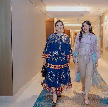 img-title Kompak dan Modis, Intip Gaya Anggun Kahiyang Ayu dan Erina Gudono Saat Hadiri Fashion Show