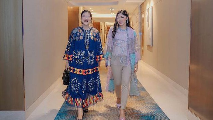 img-title Kompak dan Modis, Intip Gaya Anggun Kahiyang Ayu dan Erina Gudono Saat Hadiri Fashion Show