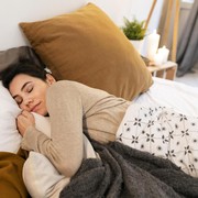 Studi: Tidur Nyenyak Bisa Membuat Pekerja Perempuan Lebih Beramibisi di Tempat Kerja Dibanding Pria