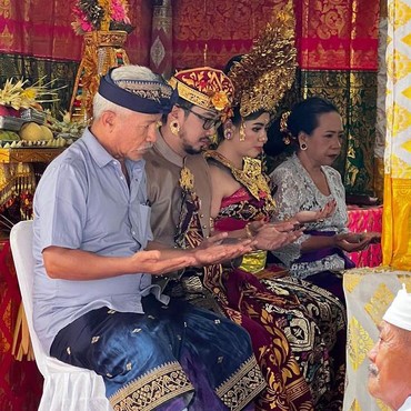 Isu Pindah Agama, 7 Potret Pernikahan Gilang Bhaskara & Istri Secara Hindu