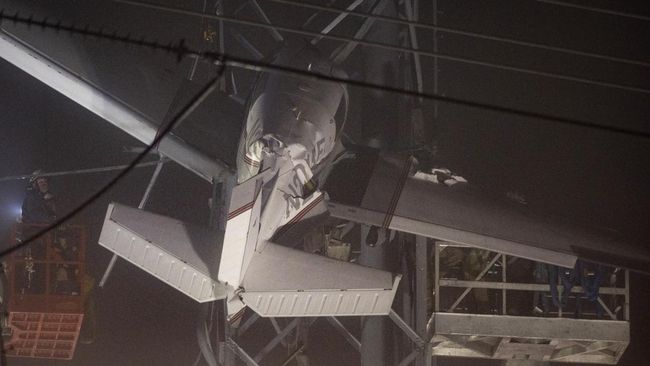 Pesawat Kecelakaan Nyangkut di Menara Sutet Maryland AS Sebuah pesawat kecelakaan dan menyangkut di menara Sutet dan menyebabkan pemadaman listrik di sekitar Maryland, Amerika Serikat, Minggu (27/11).
