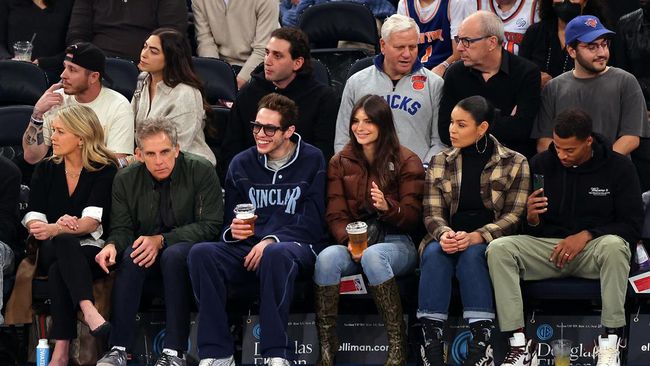Pete Davidson dan Emily Ratajkowski tampil bareng di publik pertama kali sejak dikabarkan berkencan dengan nonton NBA bareng pada akhir pekan.
