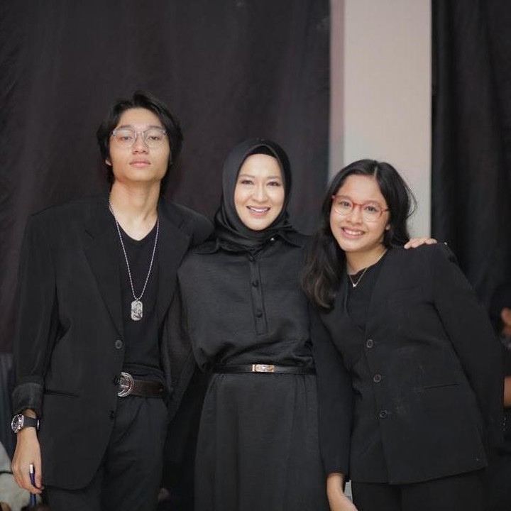 <p>Setelah menikah dengan penyanyi Pasha 'Ungu', Okie Agustina dikaruniai 3 orang anak. Salah satunya adalah Shakiena Azalea Putrina Pasha. (Foto: Instagram: @shakiena.azalea)</p>