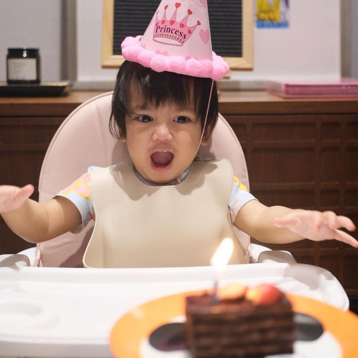 <p>"Gemeshnya bayiii. Selamat bertambah umur ya Nakeya," kata seorang netizen. "Selamat ulang tahun anak cantik," tutur yang lainnya. (Foto: Instagram: @riafinola)</p>