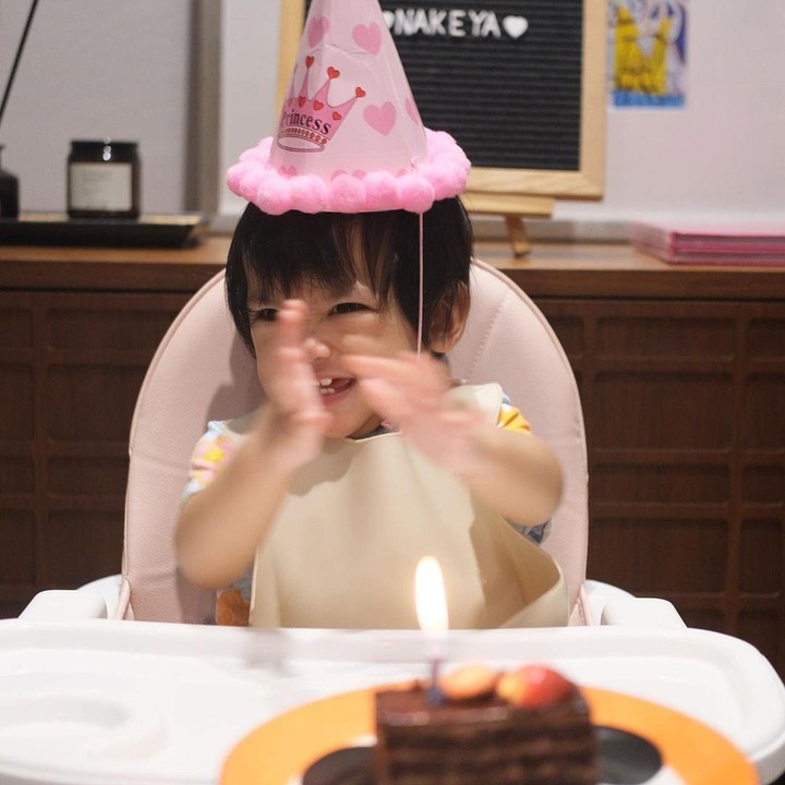 <p>Nola turut membagikan potret Nakeya ketika diberikan sepotong kue ulang tahun dengan lilin di atasnya. Nakeya pun tampak menggemaskan dengan topi pesta berwarna pink. (Foto: Instagram: @riafinola)</p>
