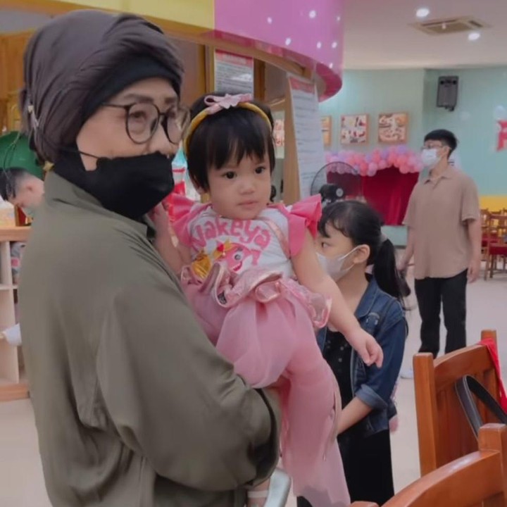 <p>Tak hanya itu, Nola juga mengadakan pesta ulang tahun untuk Nakeya, lho. Pesta ulang tahun ini bertemakan Baby Shark. (Foto: Instagram: @riafinola)</p>