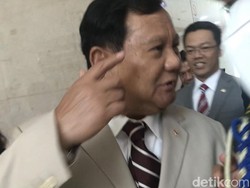 Prabowo Tunjuk-tunjuk Rambutnya saat Respons Pemimpin Rambut Putih