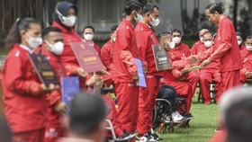 FOTO: Jokowi Guyur Atlet ASEAN Para Games Bonus Rp309 Miliar