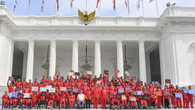 FOTO: Jokowi Guyur Atlet ASEAN Para Games Bonus Rp309 Miliar