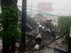 Angin Kencang di Aloha Sidoarjo Robohkan Baliho Timpa Mobil-Motor