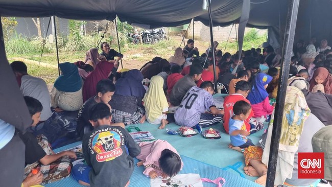 Sekretaris Dinsos Cianjur mengatakan anak-anak yang kehilangan orang tuanya karena gempa bulan lalu akan diajukan jadi anak angkat pegawai di lingkungan pemkab.