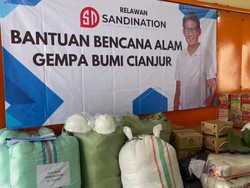 Pendukung Sandiaga Salurkan Bantuan Sembako untuk Korban Gempa Cianjur