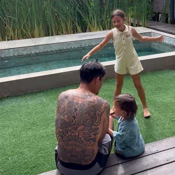 <p>Meski halaman belakang rumah tidak begitu luas, Jennifer dan Irfan juga memanfaatkannya untuk area teras, halaman kecil untuk bermain, dan kolam renang. (Foto: Instagram@jenniferbachdim)</p>
