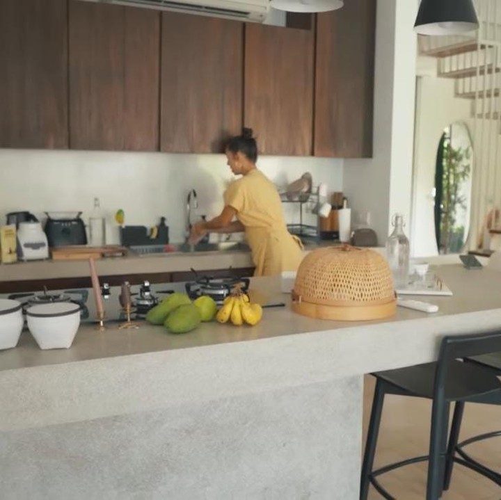 <p>Dapur pasangan selebriti yang satu ini juga tampak simpel dengan <em>kitchen set</em> dilengkapi dengan dua kursi yang mereka gunakan sebagai ruang makan juga. (Foto: YouTube Jessica iskandar)</p>