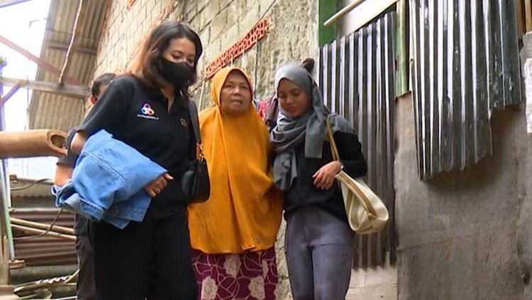 Nenek Martini sempat merasakan demam, sesak napas hingga tangannya kebas di dalam rumah kontrakan sepetak. Mari donasi untuk membantu hidup Nenek Martini.