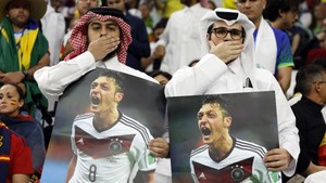 Fans Qatar Pakai Ozil Balas Aksi Tutup Mulut Jerman di Piala Dunia