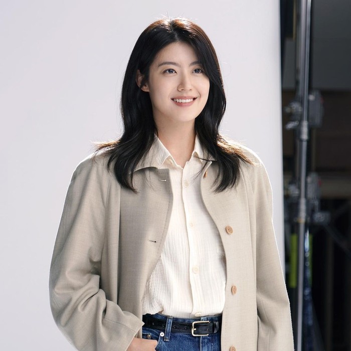 Sudah berakting sejak masih kecil, visual Nam Ji Hyun tak kalah bikin oleng. Ia dikenal punya kulit bercahaya dan memesona. Belum lama ini ia tampil apik dalam drakor Little Women bersama Kim Go Eun dan Park Ji Hoo. / Foto: Instagram/management_soop