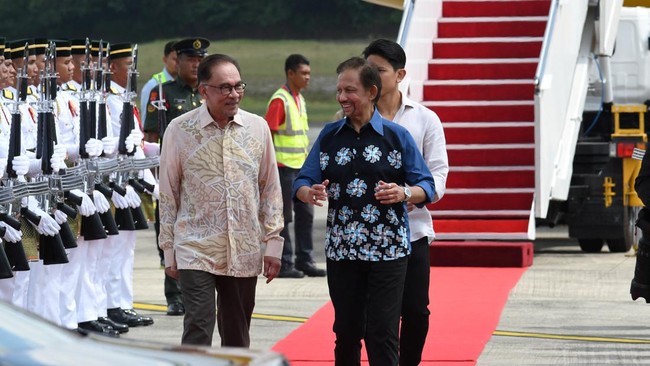 Kunjungan Sultan Brunei, Hassanal Bolkiah, ke Malaysia menyedot perhatian. Sang sultan menyetir sendiri mobil yang membawanya dan Anwar Ibrahim ke kantor PM.