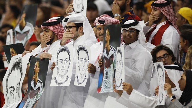 Viral pendukung Jerman ngamuk pada fans yang bawa poster Ozil di Piala Dunia 2022. Dari rebut paksa poster, pukul pakai bendera, hingga nyaris berkelahi.