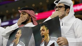 FOTO: Fans Qatar Balas Aksi Timnas Jerman dengan Foto Ozil