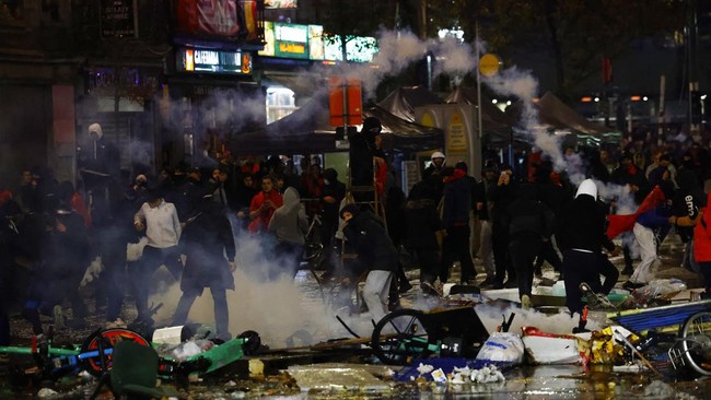 Polisi di ibu kota Belgia, Brussel, menangkap sekitar 100 orang usai Maroko kalah dari Prancis di babak semifinal Piala Dunia 2022.