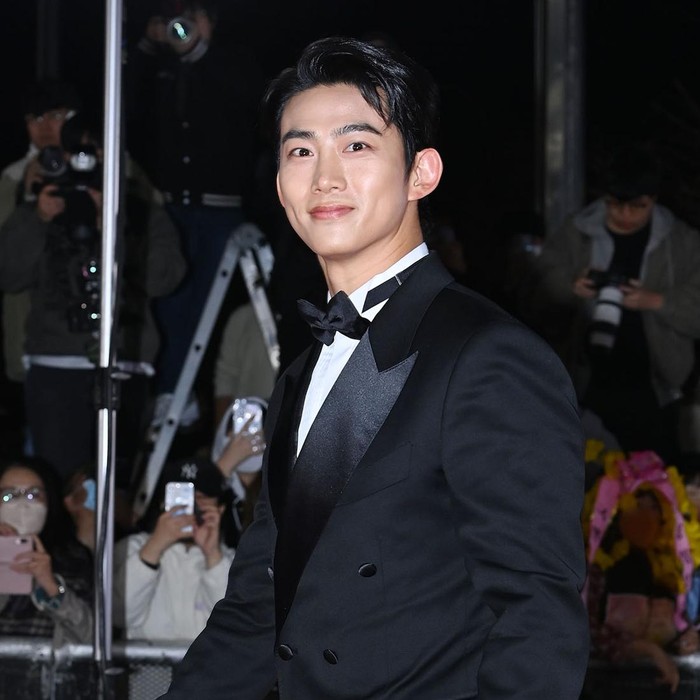 Taecyeon di red carpet Blue Dragon Film Awards 2022