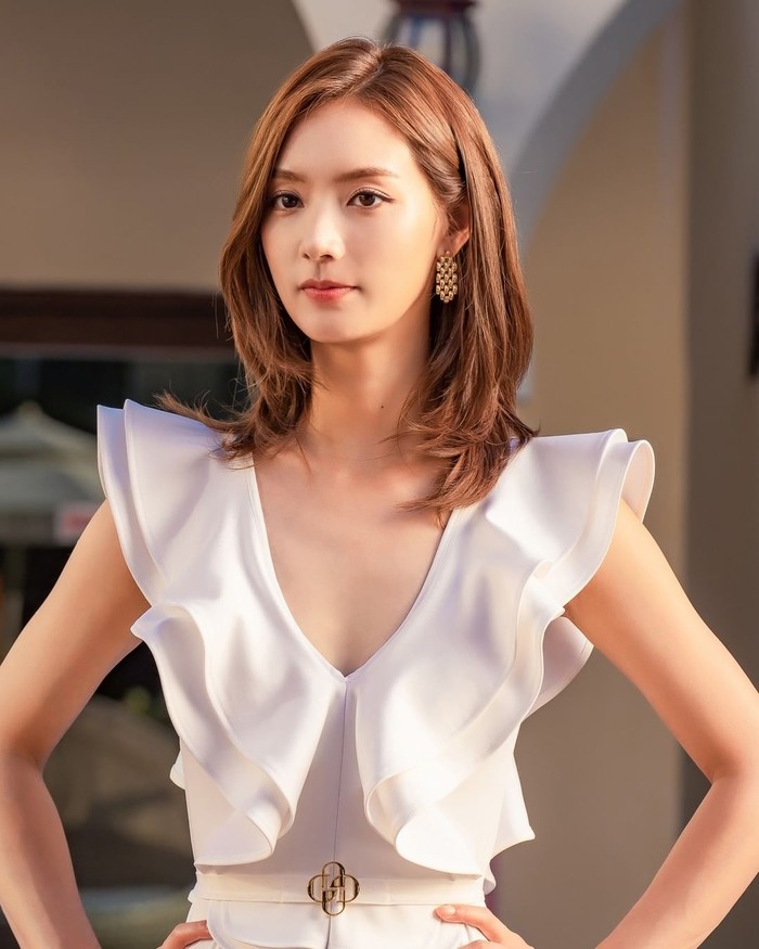 Tak kalah menawan, Kim Ji Su juga punya kecantikan khas miliknya yang mampu melengkapi visual aktris dari Management SOOP. Belum lama ini ia tampil sebagai pemeran pendukung di drama Love in for Suckers. / Foto: Instagram/management_soop