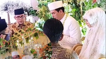 img-title 7 Foto Pernikahan Teddy Syah & Istri Daun Muda Digelar Tertutup dan Sederhana