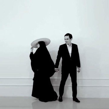 Baru Terungkap, 7 Foto Prewedding Teddy Syah & Istri Muda Peluk Mesra