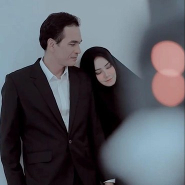 Diam-diam Nikah Lagi, Intip 9 Potret Teddy Syah & Istri Baru Lebih Muda