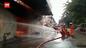 VIDEO: Momen Petugas PMK Padamkan Api Di Pabrik Spring Bed Tangerang