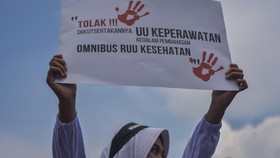 FOTO: Aksi Nakes di Sejumlah Daerah RI Tolak Omnibus Law RUU Kesehatan