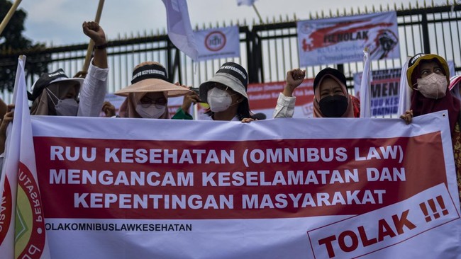 Kemenkes merespon lima organisasi profesi yang menggelar aksi damai menolak pembahasan RUU Kesehatan.