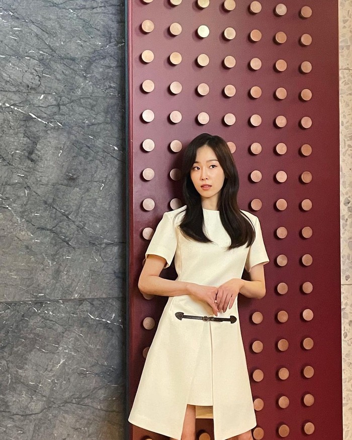 Wajah glowing dari Seo Hyun Jin juga siap bikin penggemarnya jatuh hati. Enggak nyangka ia kini sudah 37 tahun, lho. Baru-baru ini ia telah tampil dengan sangat baik di drama Why Her bersama aktor Hwang In Youp, Beauties. / Foto: Instagram/management_soop