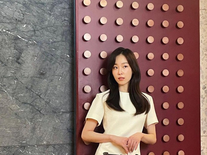 Wajah glowing dari Seo Hyun Jin juga siap bikin penggemarnya jatuh hati. Enggak nyangka ia kini sudah 37 tahun, lho. Baru-baru ini ia telah tampil dengan sangat baik di drama Why Her bersama aktor Hwang In Youp, Beauties. / Foto: Instagram/management_soop