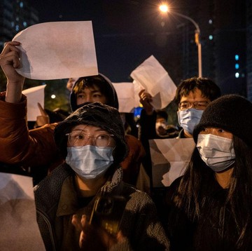 img-title Viral Warga China Berunjuk Rasa Sambil Memegang Kertas Putih Kosong, Apa Maksudnya?