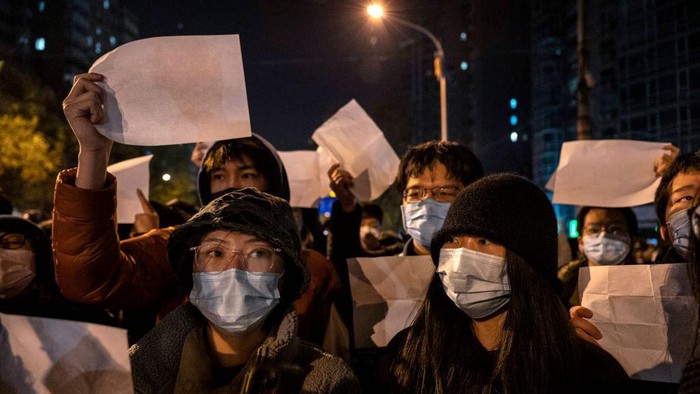 Viral Warga China Berunjuk Rasa Sambil Memegang Kertas Putih Kosong, Apa Maksudnya?