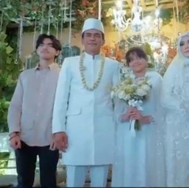 7 Potret Anak Teddy Syah & Alm Rina Gunawan Dampingi Sang Ayah Nikah Lagi