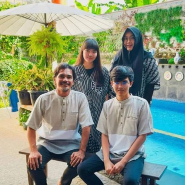 Begini Hubungan Anak Rina Gunawan dengan Istri Baru Teddy Syah