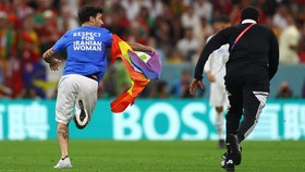 Mario Ferri: Penyusup yang Bawa Bendera LGBT Ternyata Pemain Bola