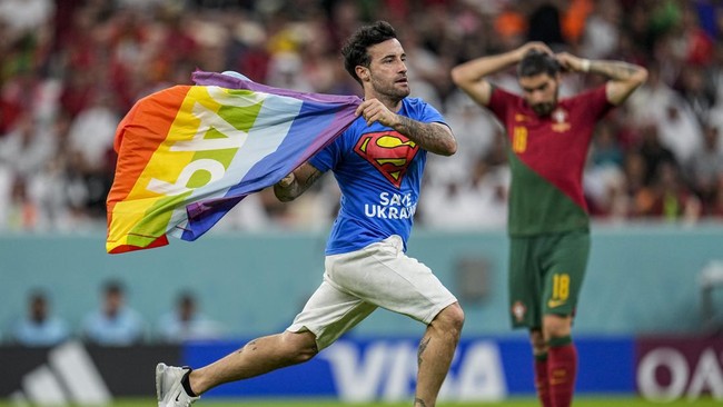 Penyusup yang membawa bendera LGBT saat Portugal vs Uruguay di Piala Dunia 2022, Mario Ferri, mengaku dibantu Presiden FIFA Gianni Infantino hingga bebas.