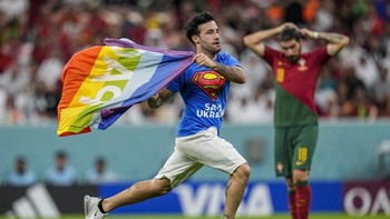 FOTO: Potret Penyusup Bendera LGBT di Laga Portugal vs Uruguay