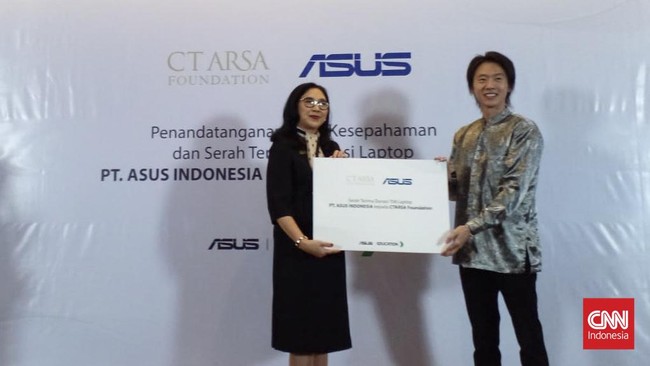 ASUS Indonesia menyerahkan ratusan unit laptop kepada CT ARSA Foundation untuk mendukung pendidikan hingga pelosok Indonesia.