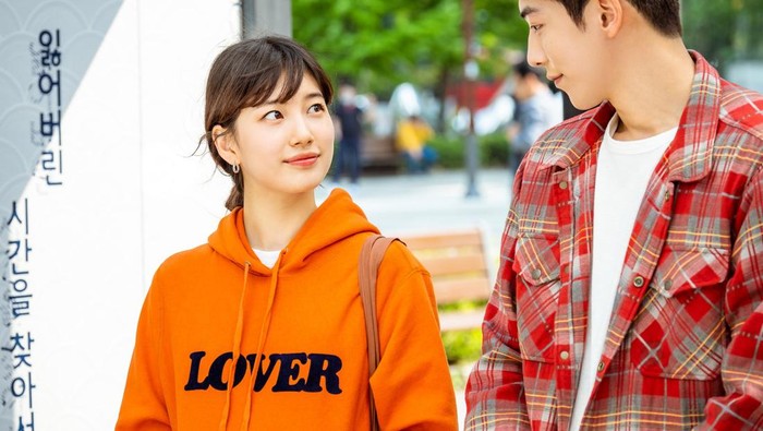 Dal Mi terlihat mengenakan Bianca Chandon Hoodie / Foto: teenvogue.com