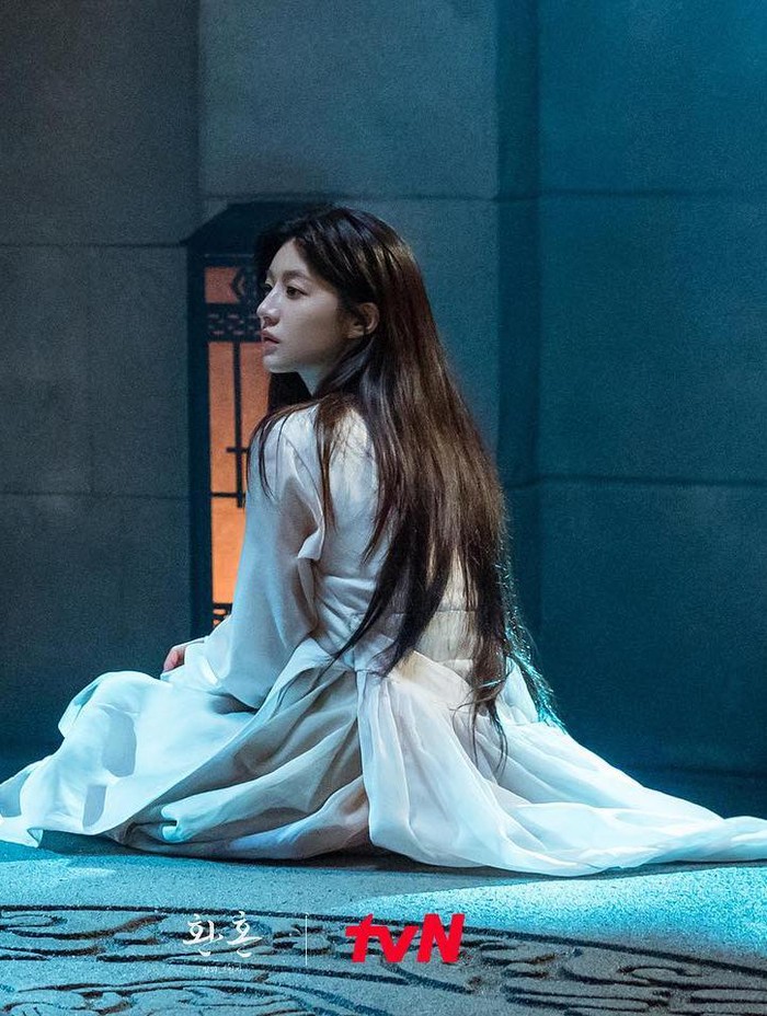 Dalam teaser terbaru sekuel kedua, Go Yoon Jung masih berperan sebagai Naksu yang memiliki nama asli Cho Yeong. Berbeda dari sebelumnya, Cho Yeong lebih terlihat lemah lembut./ Foto: instagram.com/tvn_drama