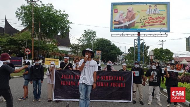 Massa yang mengatasnamakan Gerakan Suara Rakyat Sumbar menggelar aksi di Padang menolak pengesahan RKUHP yang masih memuat pasal bermasalah.